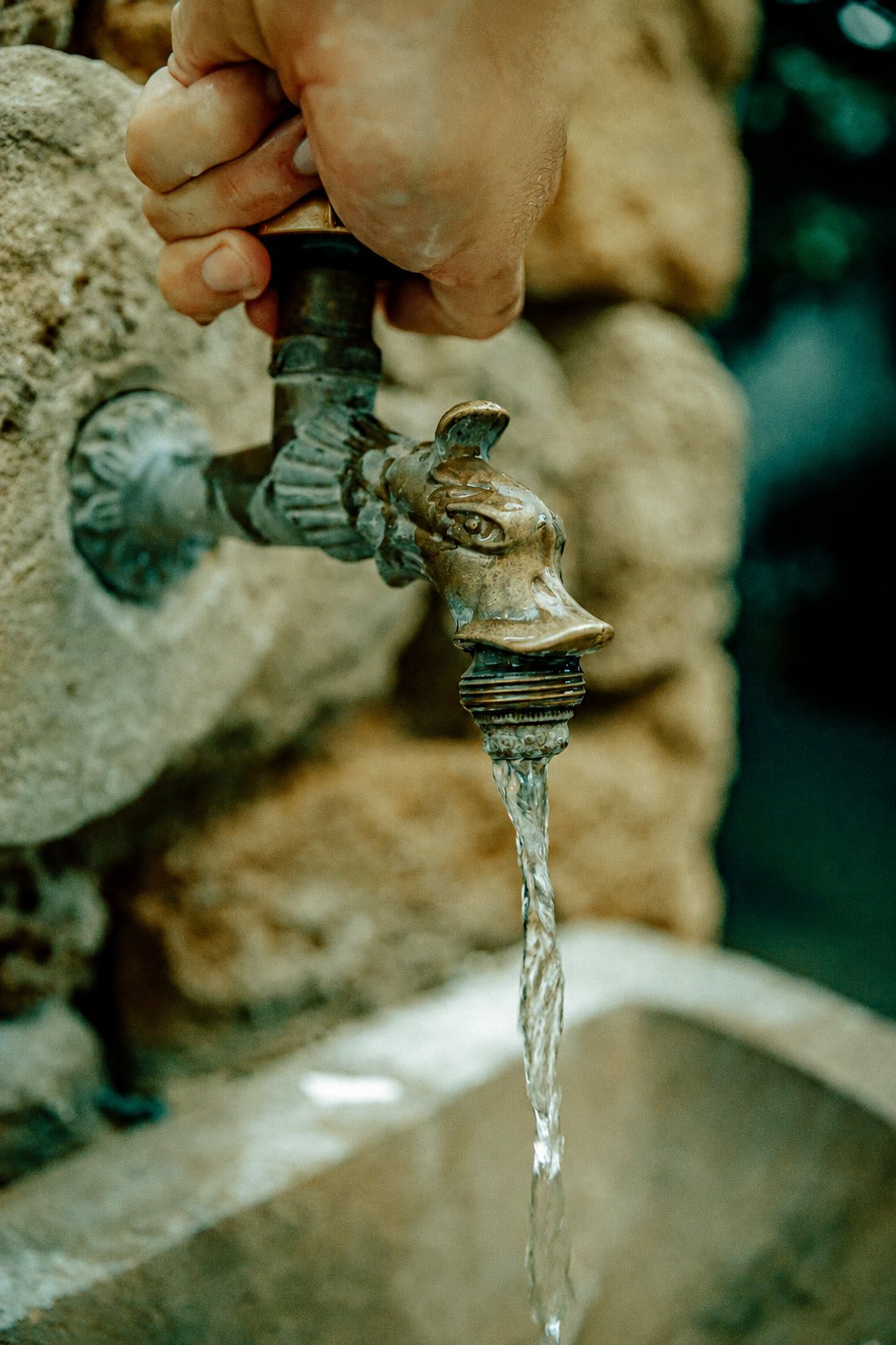 Robinet ancien avec eau qui coule